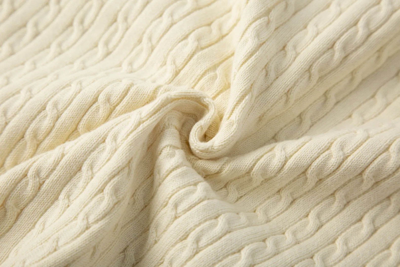 P196 White background picture [Evergreen for all seasons] Style number: 25123# Color: black/navy blue/almond/white Size: S-XL - Ralph Lauren/Ralph Lauren 2025FW Zhao Lusi's same solid color logo knitted versatile fine twist knitted buttoned long-sleeved cardigan - RL's classic fine twist cardigan 21S quality cotton yarn A cardigan that can be worn in all seasons Can be matched inside or outside Simple and clean basic color matching The upper body is clean and flawless. The comfort brought by imported cotton yarn is soft. An item that cannot be rejected.